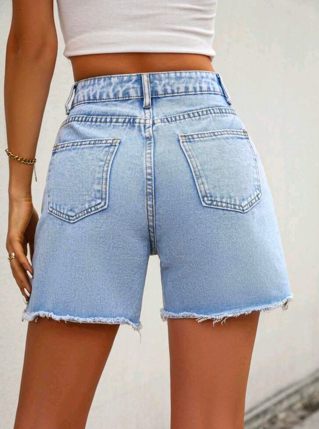 Short en jeans taille haute a ourlets effilochés